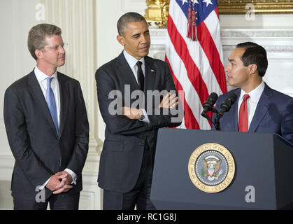 Washington, Distretto di Columbia, Stati Uniti d'America. 23 Maggio, 2014. Il Presidente degli Stati Uniti Barack Obama, centro annuncia la sua nomina di alloggiamento attuale e lo sviluppo urbano (HUD) Segretario Shaun Donovan, sinistra, come ufficio di gestione e di bilancio (OMB) Direttore e la sua nomina di San Antonio sindaco JuliÃ¡n Castro, a destra per sostituire lui a HUD in stato sala da pranzo della Casa Bianca di Washington, DC il Venerdì, 23 maggio 2014 Credit: Ron Sachs/CNP/ZUMA filo/Alamy Live News Foto Stock