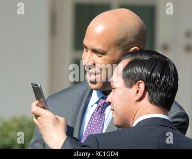 Stati Uniti il senatore Cory Booker (Democratico di New Jersey), membro del Senato americano Comitato Giudiziario, e il Segretario di Stato americano per l'alloggiamento e lo sviluppo urbano di Julián Castro, posa per una 'selfie' prima del Presidente degli Stati Uniti Barack Obama introducendo giudice Merrick Garland, capo della giustizia per gli Stati Uniti la Corte di Appello del Distretto di Columbia circuito, come suo candidato per sostituire il compianto associare giustizia Antonin Scalia sull'U.S. La Corte suprema nel Giardino delle Rose della Casa Bianca a Washington DC su Mercoledì, 16 marzo 2016. Credito: Ron Sachs/CNP | Utilizzo di tutto il mondo Foto Stock