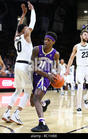 Boulder, CO, Stati Uniti d'America. Xii gen, 2019. Washington Huskies avanti Nahziah carter (11) non è in grado di ottenere nay Colorado Buffaloes guard Shane Gatling (0) nel primo semestre al Coors eventi centro di Boulder, CO. Credito: csm/Alamy Live News Foto Stock