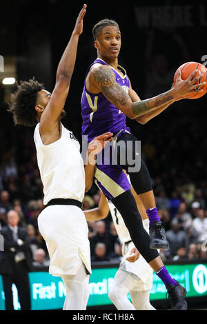 Boulder, CO, Stati Uniti d'America. Xii gen, 2019. Washington Huskies avanti Hameir Wright (13) è custodito da Colorado Buffaloes guard D'Shawn Schwartz (5) nel primo semestre al Coors eventi centro di Boulder, CO. Credito: csm/Alamy Live News Foto Stock