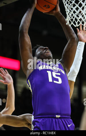 Boulder, CO, Stati Uniti d'America. Xii gen, 2019. Washington Huskies avanti Noè Dickerson (15) inceppamenti casa uno contro il Colorado nel primo semestre al Coors eventi centro di Boulder, CO. Credito: csm/Alamy Live News Foto Stock