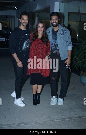 Mumbai, India xii jan 2019 : attore di Bollywood Vicky kaushal Neha Dhupia e Angad Bedi durante il filmato screenin di URI a sunny supar studio Juhu di Mumbai, in India il 12 Jan 2019. Foto di Prodip Guha Credito: Prodip Guha/Alamy Live News Foto Stock