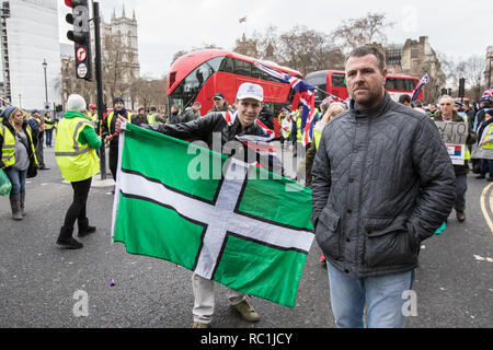 Londra, Regno Unito. Il 12 gennaio 2019. Un uomo tiene alta la bandiera del Devon come sostenitori Pro-Brexit arrestare il traffico a Piazza del Parlamento nel corso di un mese di marzo a Londra. David Rowe/Alamy Live News. Foto Stock