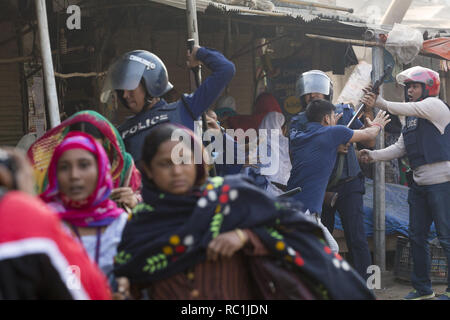 Dacca in Bangladesh. Xiii gen, 2019. Gennaio 13 : indumenti del Bangladesh lavoratore si scontrano con la polizia durante la dimostrazione a richiesta escursioni salariale a Dhaka, nel Bangladesh on gennaio 13, 2019.Migliaia di lavoratori di indumento hanno inscenato manifestazioni per chiedere di meglio i salari per il quarto giorno diritta, chiudendo fabbriche nella periferia della Bangladesh capitale. Il Bangladesh è il secondo più grande capo-Industria esporta nel mondo dopo la Cina e produce abiti per grandi rivenditori nome. Credito: Zakir Hossain Chowdhury/ZUMA filo/Alamy Live News Foto Stock