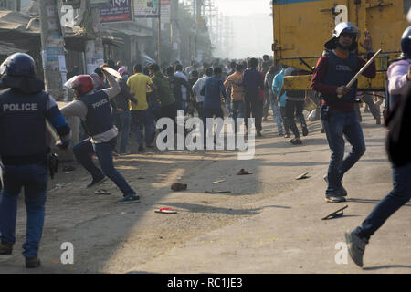 Dacca in Bangladesh. Xiii gen, 2019. Gennaio 13 : indumenti del Bangladesh lavoratore si scontrano con la polizia durante la dimostrazione a richiesta escursioni salariale a Dhaka, nel Bangladesh on gennaio 13, 2019.Migliaia di lavoratori di indumento hanno inscenato manifestazioni per chiedere di meglio i salari per il quarto giorno diritta, chiudendo fabbriche nella periferia della Bangladesh capitale. Il Bangladesh è il secondo più grande capo-Industria esporta nel mondo dopo la Cina e produce abiti per grandi rivenditori nome. Credito: Zakir Hossain Chowdhury/ZUMA filo/Alamy Live News Foto Stock