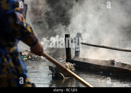 Dacca in Bangladesh. Xiii gen, 2019. Gennaio 13 : indumenti del Bangladesh lavoratore si scontrano con la polizia durante la dimostrazione a richiesta escursioni salariale a Dhaka, nel Bangladesh on gennaio 13, 2019.Migliaia di lavoratori di indumento hanno inscenato manifestazioni per chiedere di meglio i salari per il quarto giorno diritta, chiudendo fabbriche nella periferia della Bangladesh capitale. Il Bangladesh è il secondo più grande capo-Industria esporta nel mondo dopo la Cina e produce abiti per grandi rivenditori nome. Credito: Zakir Hossain Chowdhury/ZUMA filo/Alamy Live News Foto Stock