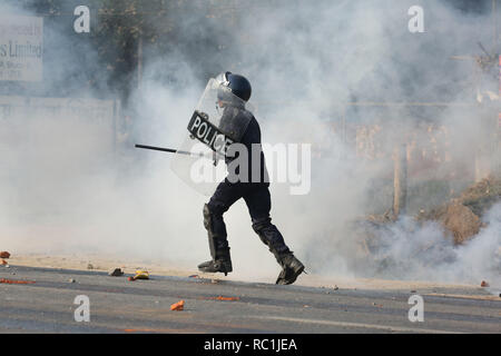 Dacca in Bangladesh. Xiii gen, 2019. Gennaio 13 : indumenti del Bangladesh lavoratore si scontrano con la polizia durante la dimostrazione a richiesta escursioni salariale a Dhaka, nel Bangladesh on gennaio 13, 2019.Migliaia di lavoratori di indumento hanno inscenato manifestazioni per chiedere di meglio i salari per il quarto giorno diritta, chiudendo fabbriche nella periferia della Bangladesh capitale. Il Bangladesh è il secondo più grande capo-Industria esporta nel mondo dopo la Cina e produce abiti per grandi rivenditori nome. Credito: Zakir Hossain Chowdhury/ZUMA filo/Alamy Live News Foto Stock