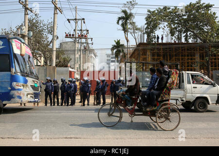 Dacca in Bangladesh. Xiii gen, 2019. Gennaio 13 : indumenti del Bangladesh lavoratore si scontrano con la polizia durante la dimostrazione a richiesta escursioni salariale a Dhaka, nel Bangladesh on gennaio 13, 2019.Migliaia di lavoratori di indumento hanno inscenato manifestazioni per chiedere di meglio i salari per il quarto giorno diritta, chiudendo fabbriche nella periferia della Bangladesh capitale. Il Bangladesh è il secondo più grande capo-Industria esporta nel mondo dopo la Cina e produce abiti per grandi rivenditori nome. Credito: Zakir Hossain Chowdhury/ZUMA filo/Alamy Live News Foto Stock