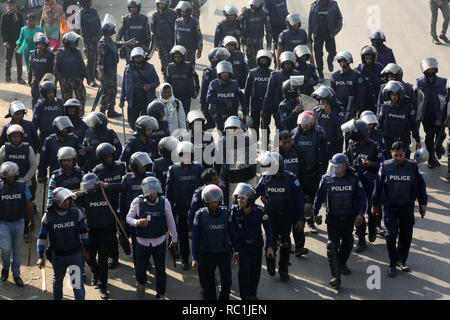 Dacca in Bangladesh. Xiii gen, 2019. Gennaio 13 : indumenti del Bangladesh lavoratore si scontrano con la polizia durante la dimostrazione a richiesta escursioni salariale a Dhaka, nel Bangladesh on gennaio 13, 2019.Migliaia di lavoratori di indumento hanno inscenato manifestazioni per chiedere di meglio i salari per il quarto giorno diritta, chiudendo fabbriche nella periferia della Bangladesh capitale. Il Bangladesh è il secondo più grande capo-Industria esporta nel mondo dopo la Cina e produce abiti per grandi rivenditori nome. Credito: Zakir Hossain Chowdhury/ZUMA filo/Alamy Live News Foto Stock