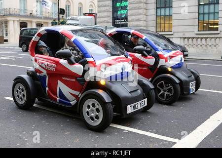 Londra, Regno Unito. 12 gennaio 2019. Due veicoli elettrici Renault Twizy decorati con disegni Union Jack sono parcheggiati a Haymarket, Londra, e offrono tour turistici autonomi con il marchio Twizy Tours. Le auto compatte mettono in risalto il turismo urbano ecologico nel centro di Londra. Penelope Barritt/Alamy Live News Foto Stock