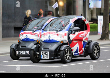 Londra, Regno Unito. 12 gennaio 2019. Due veicoli elettrici Renault Twizy decorati con disegni Union Jack sono parcheggiati a Haymarket, Londra, e offrono tour turistici autonomi con il marchio Twizy Tours. Le auto compatte mettono in risalto il turismo urbano ecologico nel centro di Londra. Penelope Barritt/Alamy Live News Foto Stock