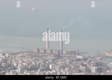 Beirut Libano. Il 13 gennaio 2019. Il governo libanese ha ormeggiato a bruciare combustibile barge dai turco-owned MV Karadeniz Powership Fatmagul Sultan per incrementare la potenza elettrica alla città costiera di Zouk Mikael nord di Beirut per fornire energia elettrica e completare la pianta di potere, installati negli anni sessanta per affrontare il Libano la cronica carenza di potenza, come Beirut faccia interruzioni fino a diciotto ore al giorno e il Libano continua a soffrire di una crisi energetica dopo la guerra civile (1975-1990) Credito: amer ghazzal/Alamy Live News Foto Stock