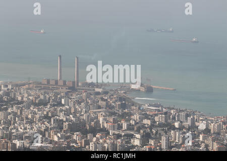 Beirut Libano. Il 13 gennaio 2019. Il governo libanese ha ormeggiato a bruciare combustibile barge dai turco-owned MV Karadeniz Powership Fatmagul Sultan per incrementare la potenza elettrica alla città costiera di Zouk Mikael nord di Beirut per fornire energia elettrica e completare la pianta di potere, installati negli anni sessanta per affrontare il Libano la cronica carenza di potenza, come Beirut faccia interruzioni fino a diciotto ore al giorno e il Libano continua a soffrire di una crisi energetica dopo la guerra civile (1975-1990) Credito: amer ghazzal/Alamy Live News Foto Stock