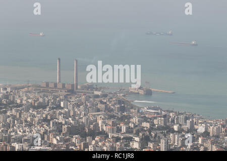 Beirut Libano. Il 13 gennaio 2019. Il governo libanese ha ormeggiato a bruciare combustibile barge dai turco-owned MV Karadeniz Powership Fatmagul Sultan per incrementare la potenza elettrica alla città costiera di Zouk Mikael nord di Beirut per fornire energia elettrica e completare la pianta di potere, installati negli anni sessanta per affrontare il Libano la cronica carenza di potenza, come Beirut faccia interruzioni fino a diciotto ore al giorno e il Libano continua a soffrire di una crisi energetica dopo la guerra civile (1975-1990) Credito: amer ghazzal/Alamy Live News Foto Stock