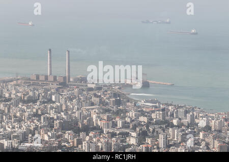 Beirut Libano. Il 13 gennaio 2019. Il governo libanese ha ormeggiato a bruciare combustibile barge dai turco-owned MV Karadeniz Powership Fatmagul Sultan per incrementare la potenza elettrica alla città costiera di Zouk Mikael nord di Beirut per fornire energia elettrica e completare la pianta di potere, installati negli anni sessanta per affrontare il Libano la cronica carenza di potenza, come Beirut faccia interruzioni fino a diciotto ore al giorno e il Libano continua a soffrire di una crisi energetica dopo la guerra civile (1975-1990) Credito: amer ghazzal/Alamy Live News Foto Stock