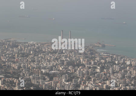 Beirut Libano. Il 13 gennaio 2019. Il governo libanese ha ormeggiato a bruciare combustibile barge dai turco-owned MV Karadeniz Powership Fatmagul Sultan per incrementare la potenza elettrica alla città costiera di Zouk Mikael nord di Beirut per fornire energia elettrica e completare la pianta di potere, installati negli anni sessanta per affrontare il Libano la cronica carenza di potenza, come Beirut faccia interruzioni fino a diciotto ore al giorno e il Libano continua a soffrire di una crisi energetica dopo la guerra civile (1975-1990) Credito: amer ghazzal/Alamy Live News Foto Stock