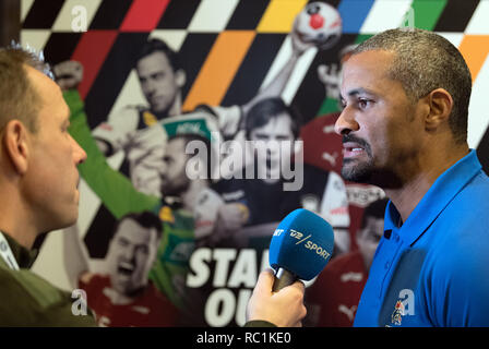 Berlino, Germania. Xiii gen, 2019. Didier Dinart, allenatore della nazionale francese di squadra di pallamano, viene intervistato dopo una conferenza stampa. Credito: Soeren Stache/dpa/Alamy Live News Foto Stock