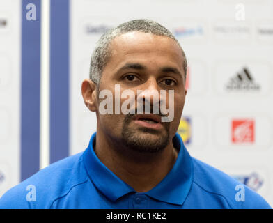 Berlino, Germania. Xiii gen, 2019. Didier Dinart, allenatore della nazionale francese di squadra di pallamano, parla nel corso di una conferenza stampa. Credito: Soeren Stache/dpa/Alamy Live News Foto Stock