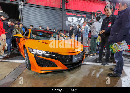 Chiba, Giappone. Xiii gen, 2019. La gente visita il Tokyo Auto Salon 2019 in Chiba, Giappone, Gennaio 13, 2019. Alcuni 420 imprese hanno partecipato all'evento di tre giorni che si è chiuso la domenica. Credito: Ma Caoran/Xinhua/Alamy Live News Foto Stock