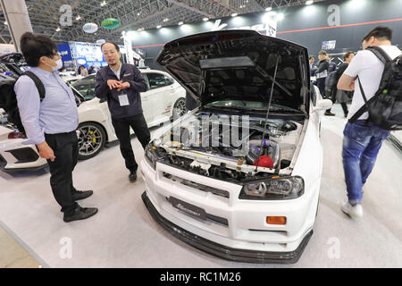 Chiba, Giappone. Xiii gen, 2019. La gente visita il Tokyo Auto Salon 2019 in Chiba, Giappone, Gennaio 13, 2019. Alcuni 420 imprese hanno partecipato all'evento di tre giorni che si è chiuso la domenica. Credito: Ma Caoran/Xinhua/Alamy Live News Foto Stock