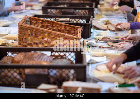 Stuttgart, Germania. Xiii gen, 2019. Volontari fare pane durante il primo giorno dei Vespri della Chiesa. Per la venticinquesima volta la più antica chiesa Vesper in Germania fornisce persone bisognose con pasti caldi e più per sette settimane. Credito: Sebastian Gollnow/dpa/Alamy Live News Foto Stock