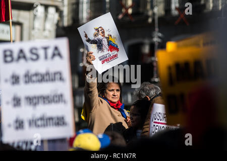 Madrid, Spagna. Il 13 gennaio 2019. I venezuelani che protestavano contro il presidente Nicolas Maduro. Maduro ha prestato giuramento per un secondo mandato il 10 gennaio 2019. Credito: Marcos del Mazo/Alamy Live News Foto Stock