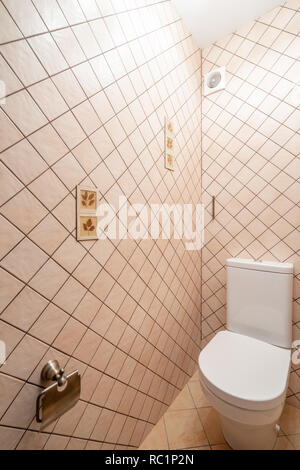 Russia, Nizhny Novgorod - Gennaio 10, 2018: appartamento privato. Moderni servizi igienici a filo o WC in bagno piccolo. Foto Stock