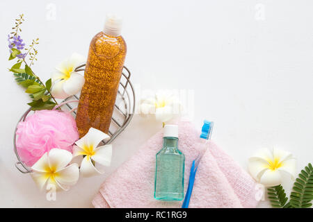 Sapone liquido corpo esfoliante lavare la pelle liscia estratto naturale di tamarindo di cura di salute della pelle del corpo con fiori di frangipani Foto Stock