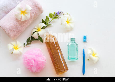 Sapone liquido corpo esfoliante lavare la pelle liscia estratto naturale di tamarindo di cura di salute della pelle del corpo con fiori di frangipani Foto Stock