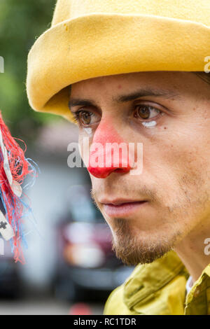 Cuenca, Ecuador / Giugno 21, 2014: Clown in costume giallo intrattiene i bambini Foto Stock