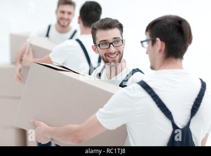 Foto di lavoratori che passano ogni altre caselle quando cappelli mobili. Foto Stock