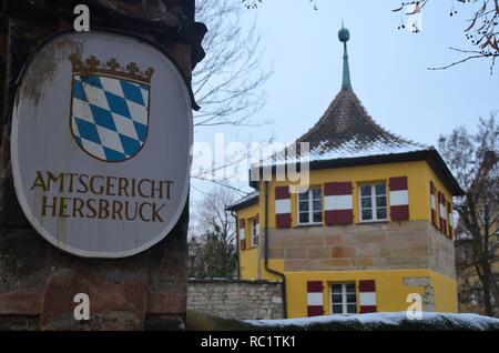 In der Altstadt von Hersbruck an der Pegnitz, Franken, Bayern, Deutschland: Das Amtsgericht im Schloss Foto Stock