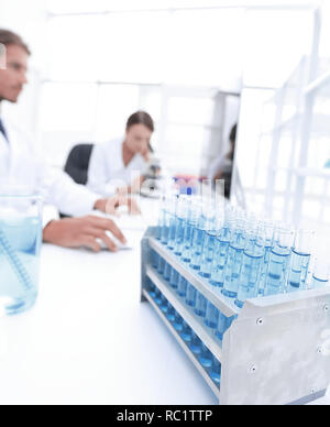 Vista laterale di scienziati impegnati in laboratorio Foto Stock