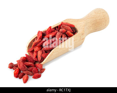 Essiccati goji bacche di scoop di legno isolato su sfondo bianco Foto Stock