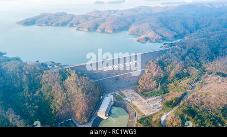 Vista aerea di Sirikit Dam in Uttaradit provincia,Thailandia, è stato costruito a scopo di irrigazione, controllo di inondazione e energia idroelettrica productio Foto Stock