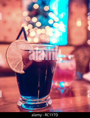 Un cocktail è un alcolizzato bevanda miscelata, che è una combinazione di spiriti, o di una o più bevande spiritose insieme con altri ingredienti Foto Stock
