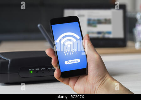 Connessione wifi concetto. Uomo con il cellulare in mano. Per connettersi alla rete WLAN. Foto Stock