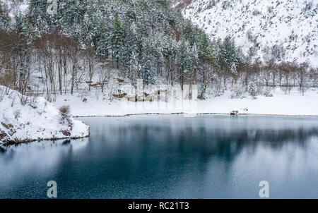 San Domenico vicino Lago di Villalago e Scanno durante la stagione invernale. Abruzzo, Italia. Foto Stock