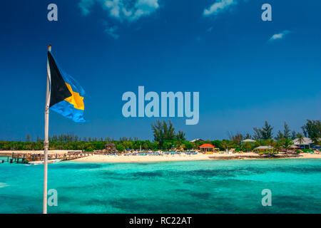 Vista sull'isola tropicale in Bahamas con il national Bahama bandiera. Destinazione di vacanza. Foto Stock