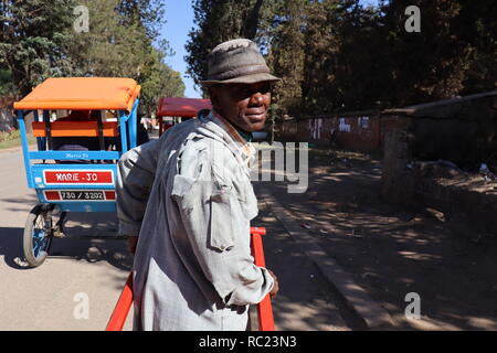 Corridore di risciò ad Antsirabe, Madagascar Foto Stock