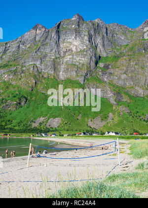 Spiaggia Ersfjordstranden, fiordo Ersfjord, area ricreativa pubblica, Beach volley, vista della catena montuosa Okshornan, isola Senja, Troms, Norvegia settentrionale Foto Stock