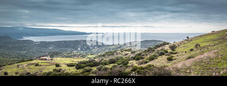 Panorama di montagne e il mare a nord della costa orientale della Sardegna, Italia Foto Stock