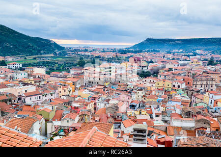 Veduta aerea del castello di Bosa, colofrull un piccolo villaggio in Sardegna, Italia Foto Stock