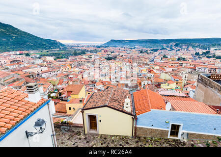 Veduta aerea del castello di Bosa, colofrull un piccolo villaggio in Sardegna, Italia Foto Stock