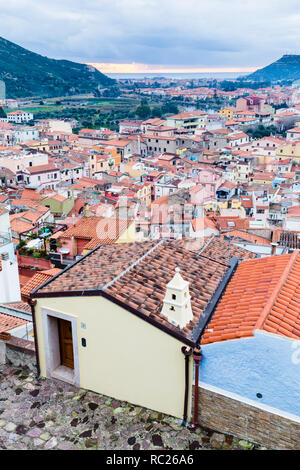 Veduta aerea del castello di Bosa, colofrull un piccolo villaggio in Sardegna, Italia Foto Stock