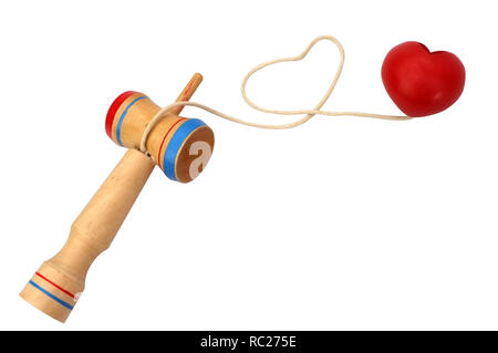 Kendama, un tradizionale giapponese del giocattolo consistente di una spada e una sfera collegati da una stringa arrotolato in forma di cuore, isolato su sfondo bianco , conce Foto Stock