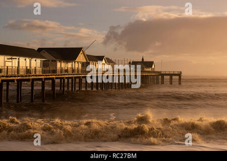 Drammatico tramonto sul molo Southwold nel Suffolk, Inghilterra, Regno Unito Foto Stock