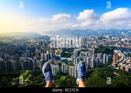 L'uomo godendo di Hong Kong vista da Lion rock prospettiva in prima persona Foto Stock