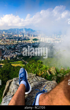 L'uomo godendo di Hong Kong vista da Lion rock prospettiva in prima persona Foto Stock