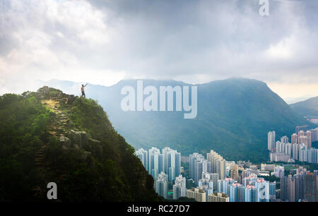 L'uomo godendo nebbiosi Hong Kong visualizza permanente al Lion rock top Foto Stock